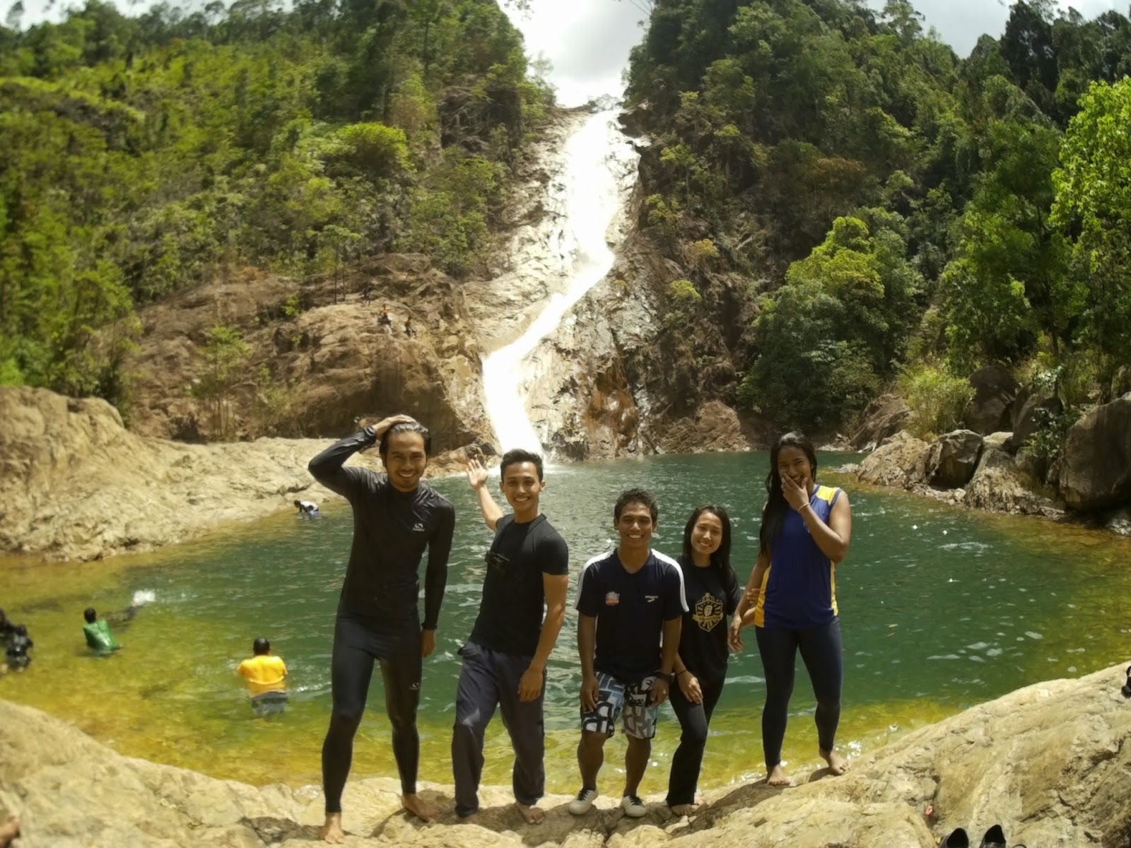 Karangan berkelah di air terjun