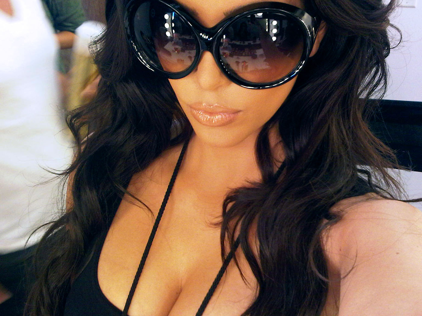 http://3.bp.blogspot.com/-N91UExoW-SY/To8ozhbyTgI/AAAAAAAACQE/1prc-KoZxQk/s1600/kim-kardashian-sunglasses-addiction.jpg
