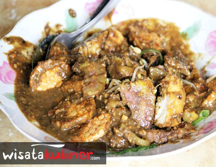 Santap Rujak Cingur Ahmad Jais