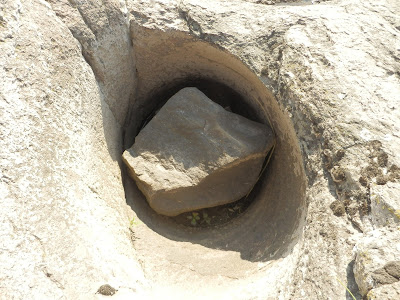 камень застрял в колодце вырезанном в гранитной скале