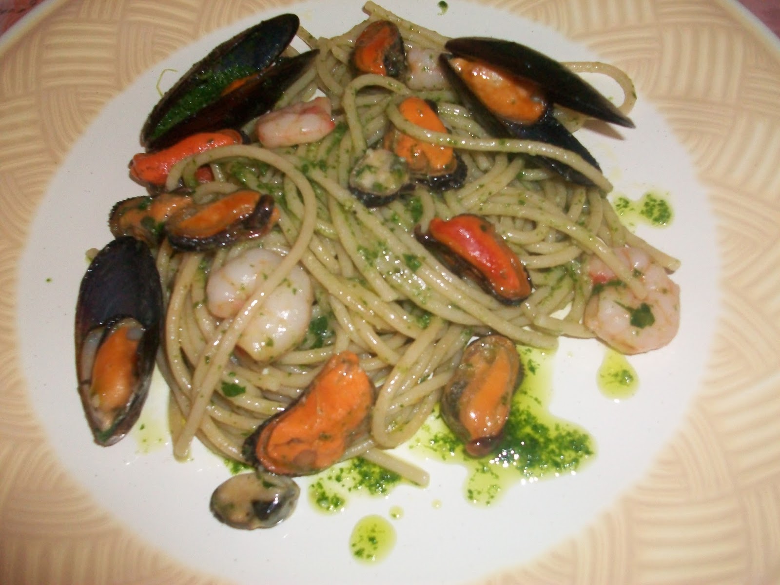 Il mondo di Rina Spaghetti integrali con cozze, gamberi e pesto di rucola