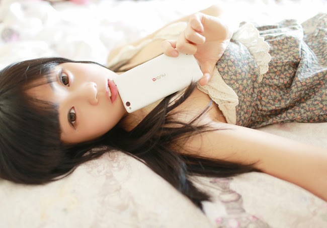 Thiên thần đẹp mê mẩn bên smartphone