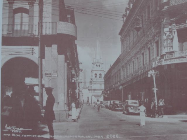 1925 AGENTES DE TRÁNSITO SOBRE LA AVENIDA 16 DE SEPTIEMBRE.
