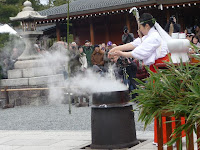煮えたぎった大釜に塩を米を入れた。 煮えたぎった大釜に塩を米を入れた。