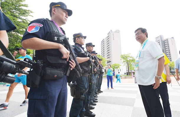來自桃園的台灣隊跆拳女將蘇佳恩在世大運奪金,桃園市長鄭文燦今送上花束和高科技耳機,恭喜她進一步成為「台灣之光」。 來自桃園的台灣隊跆拳女將蘇佳恩在世大運奪金,桃園市長鄭文燦今送上花束和高科技耳機,恭喜她進一步成為「台灣之光」。
