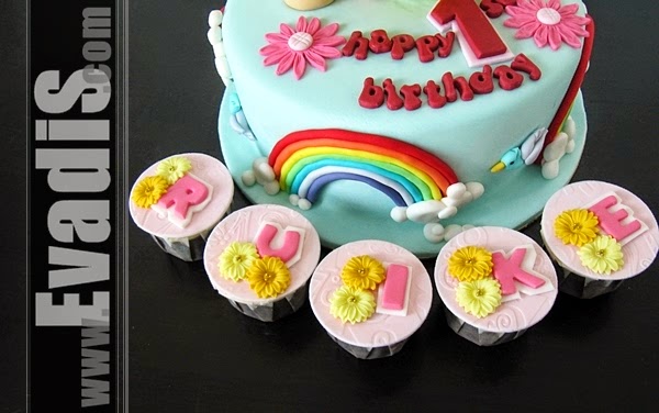 Picture of cakes and cupcakes with flowers