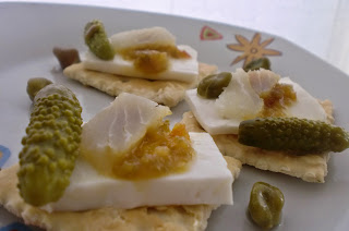 358º Receta: Canapes De Queso Fresco Y Mermelada De Naranja Y Aceitunas
