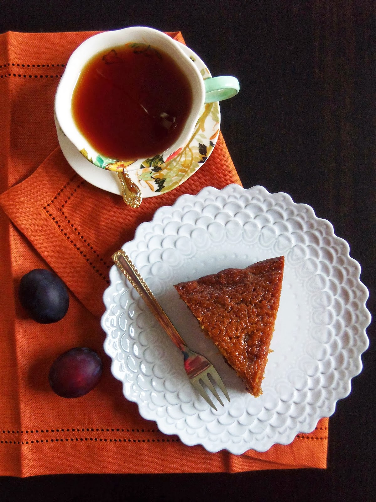 Simply Romanesco: Honey and cinnamon plum cake for turning two!