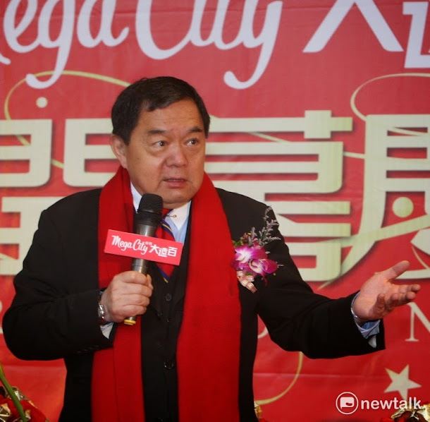 面對各種質疑,徐旭東一句「挖深可以儲水養魚」,更像是提油救火,加深了公關危機。 面對各種質疑,徐旭東一句「挖深可以儲水養魚」,更像是提油救火,加深了公關危機。