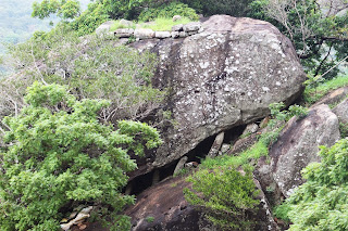 Сейд, установленный на плоских  каменных подставках, Львиная скала Сигирия, Шри-Ланка