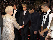 Los chicos de One Direction tuvieron el honor de conocer en persona a la . (one direction reina inglaterra )