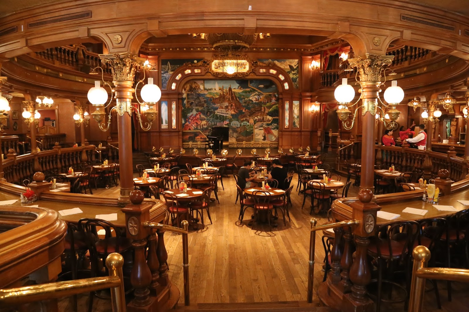 The Lucky Nugget Saloon - Classic Restaurant at Disneyland Paris