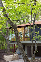 Nagano House Divided Design with 4 Areas and Rooflines Around as a Central Pillar Nagano House Divided Design with 4 Areas and Rooflines Around as a Central Pillar