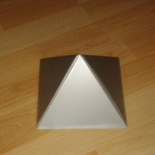 Pirámide en aluminio de cara cerradas