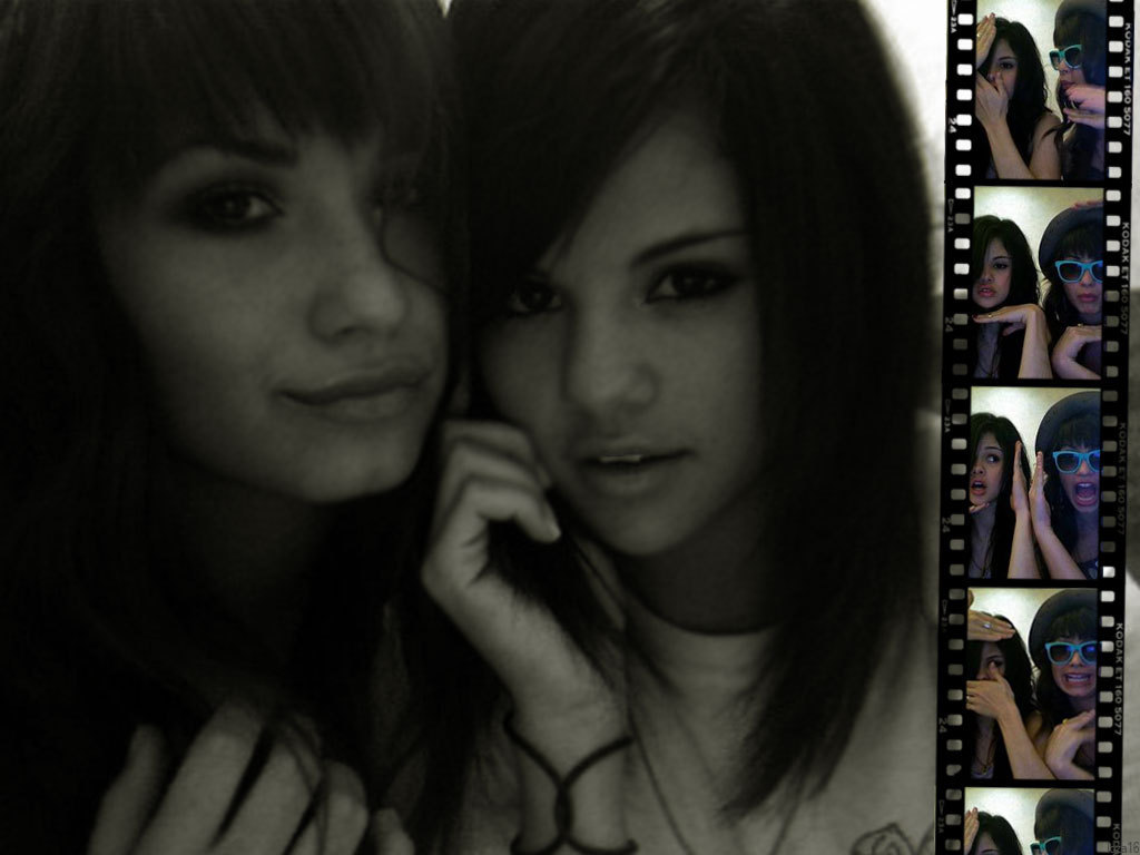 http://3.bp.blogspot.com/-NPOewk0qIuw/TZJ0lDFM_vI/AAAAAAAAAEg/sMGJVVB-5I4/s1600/Selena_Gomes_e_Demi_Lovato.jpg
