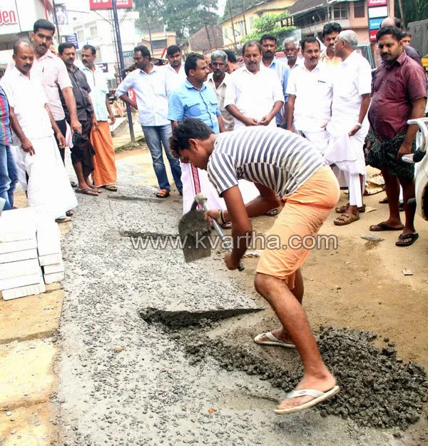 Thodupuzha, Kottayam, Road, Municipality, Kerala, Municipality demolishes encroached pavement 