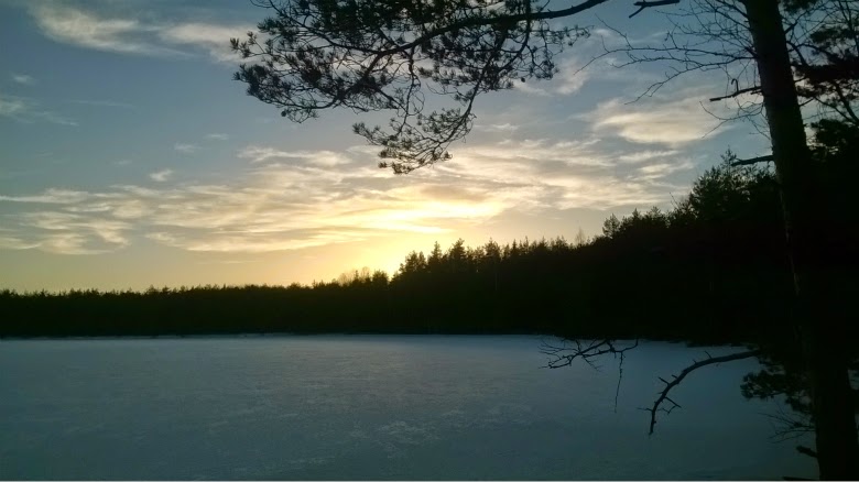 Auringonlasku metsälammella Uraäidin Ruuhkavuodet