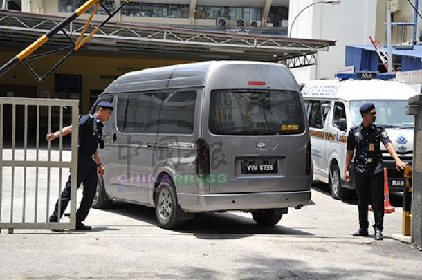 一輛客貨車30日駛入吉隆坡中央醫院太平間,準備載走金正男遺體。 一輛客貨車30日駛入吉隆坡中央醫院太平間,準備載走金正男遺體。