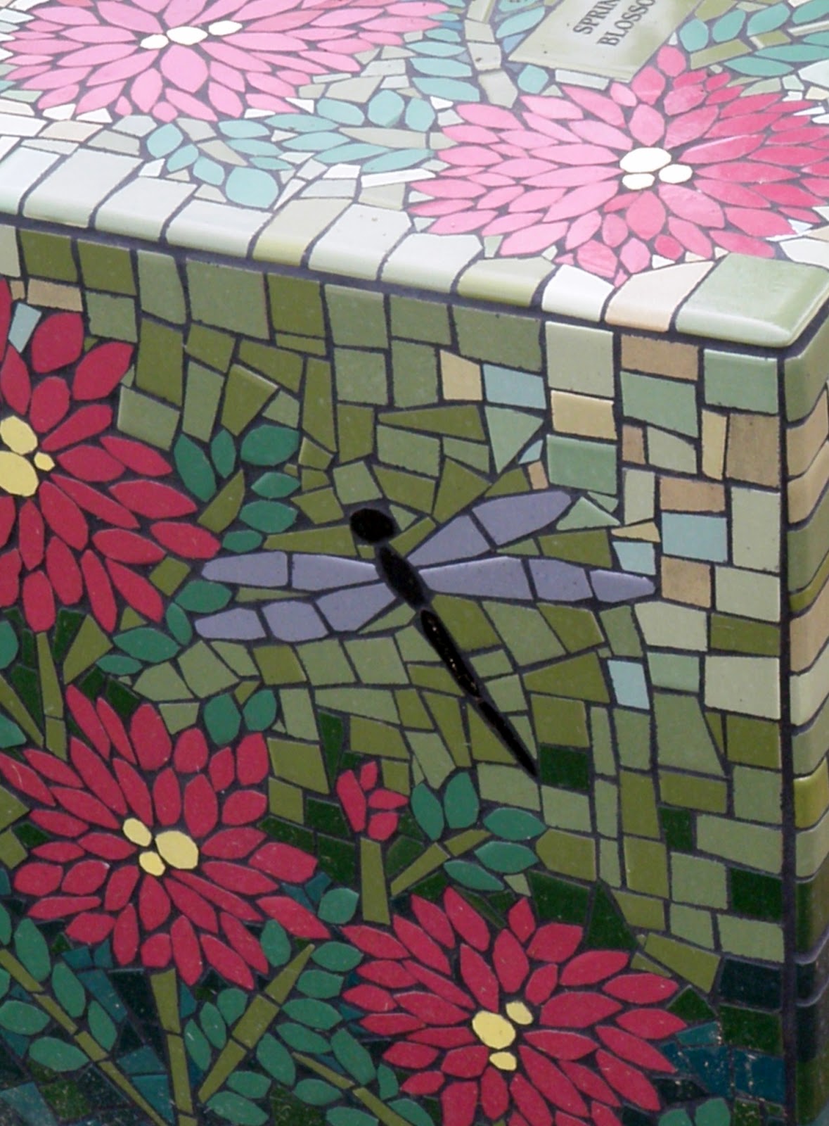 Cabin & Cottage : A Mosaic Garden
