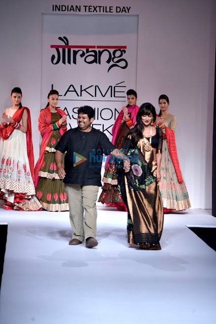 Chitrangda Singh sizzling walks at Lakme Fashion Week 2013