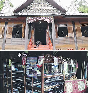 GAMBAR atas, Muzium Rumah Kelahiran Buya Hamka, Tasik Maninjau, Sumatera Barat. Gambar bawah, Antarabahan yang dipamerkan di Muzium Rumah Kelahiran Buya Hamka.