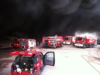 اكثر من 20 صورة و 3 مقاطع لتغطية حريق في منطقة صبحان 17-5-2012