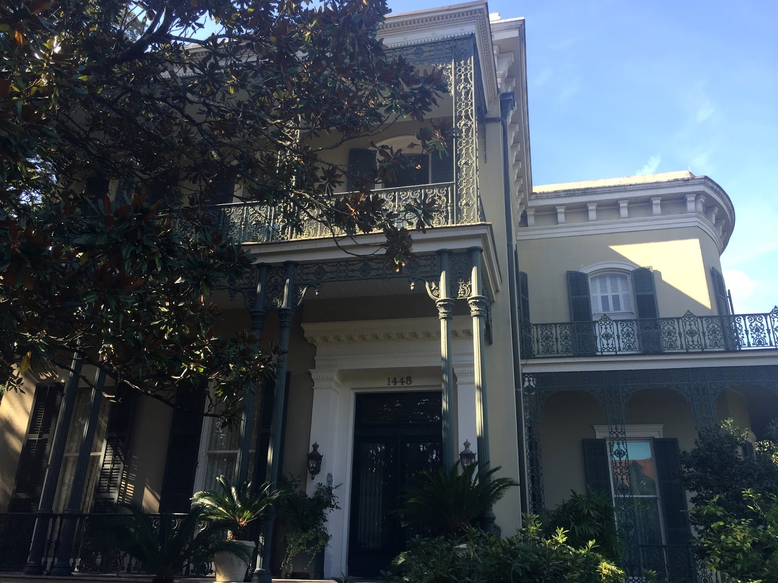 New Orleans Garden District: A Photographic Tour - East Meets South