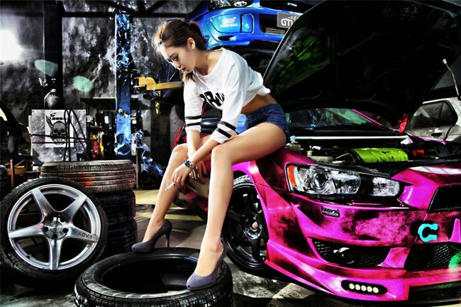 Hotgirl xứ Hàn khoe vòng 3 bốc lửa bên xe