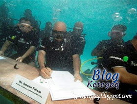 Mesyuarat kabinet dalam air
