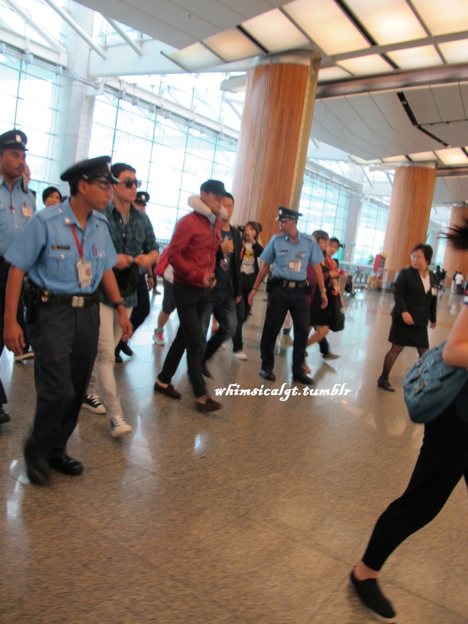 [Vid/Pics] GD&TOP y Seungri dejando Singapur a Malaysia SEUNGRI+GD+TOP+MALAYSIA+bigbangupdates.com+2