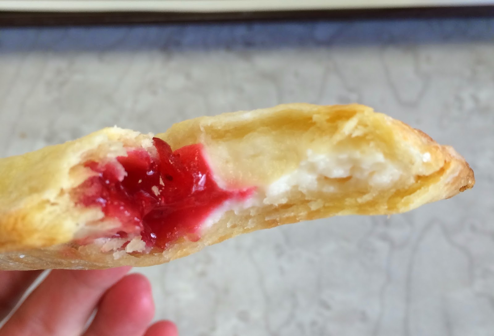 Strawberry & Crème Pie From McDonald's / マクドナルドのストロベリー&クリームパイ I'm