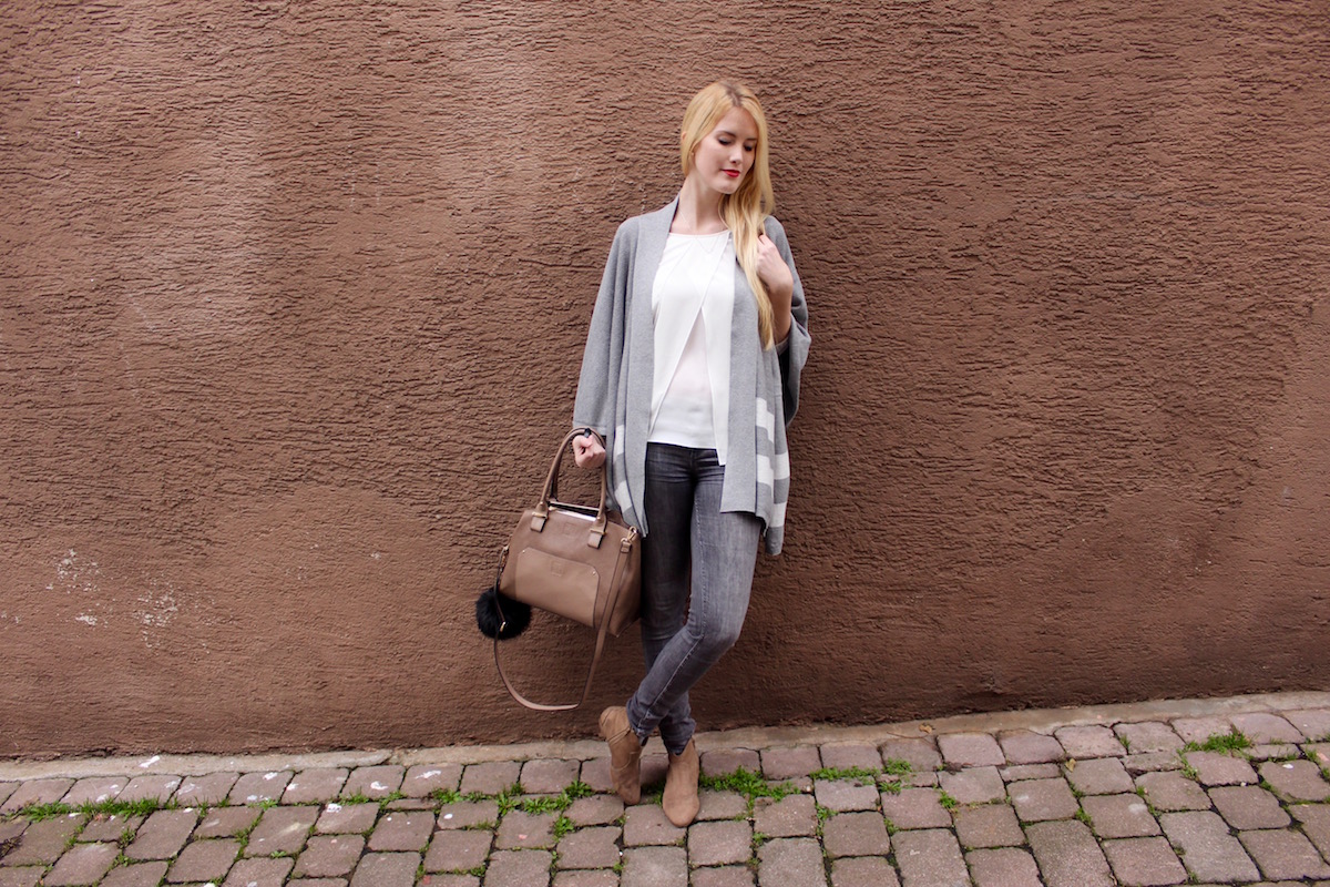Fashion Look Outfit of the Day Cape grau weiß TheBlondeLion Pom Pom Tasche Fashion Look Outfit of the Day Cape grau weiß TheBlondeLion Pom Pom Tasche