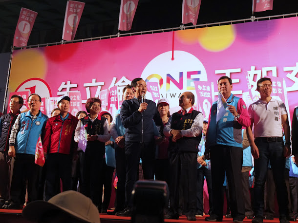 國民黨總統候選人朱立倫20日為新莊區立委候選人陳茂嘉站台,候選人當場也打扮成星際大戰的絕地武士。 國民黨總統候選人朱立倫20日為新莊區立委候選人陳茂嘉站台,候選人當場也打扮成星際大戰的絕地武士。