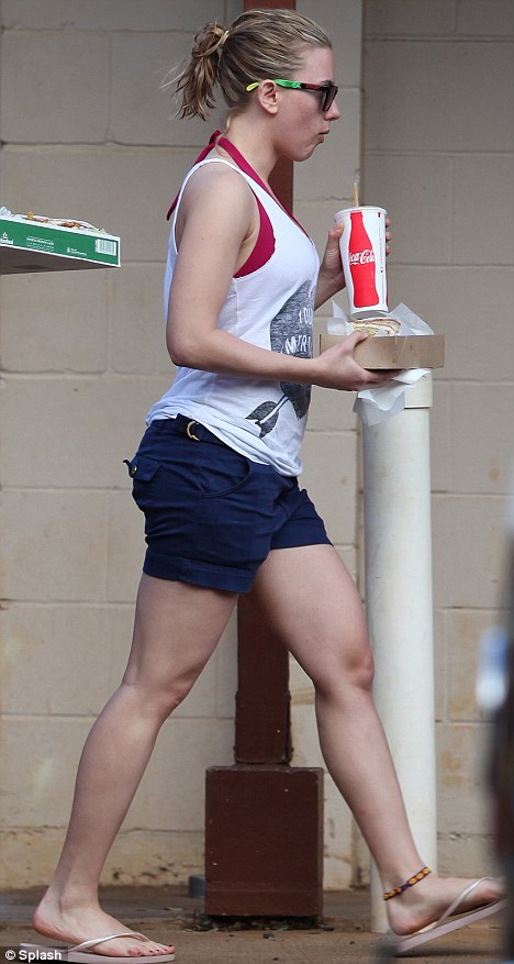 Holly Celebrity Gossips: Beach beauty Scarlett Johansson grabs a burger  lunch with her boyfriend