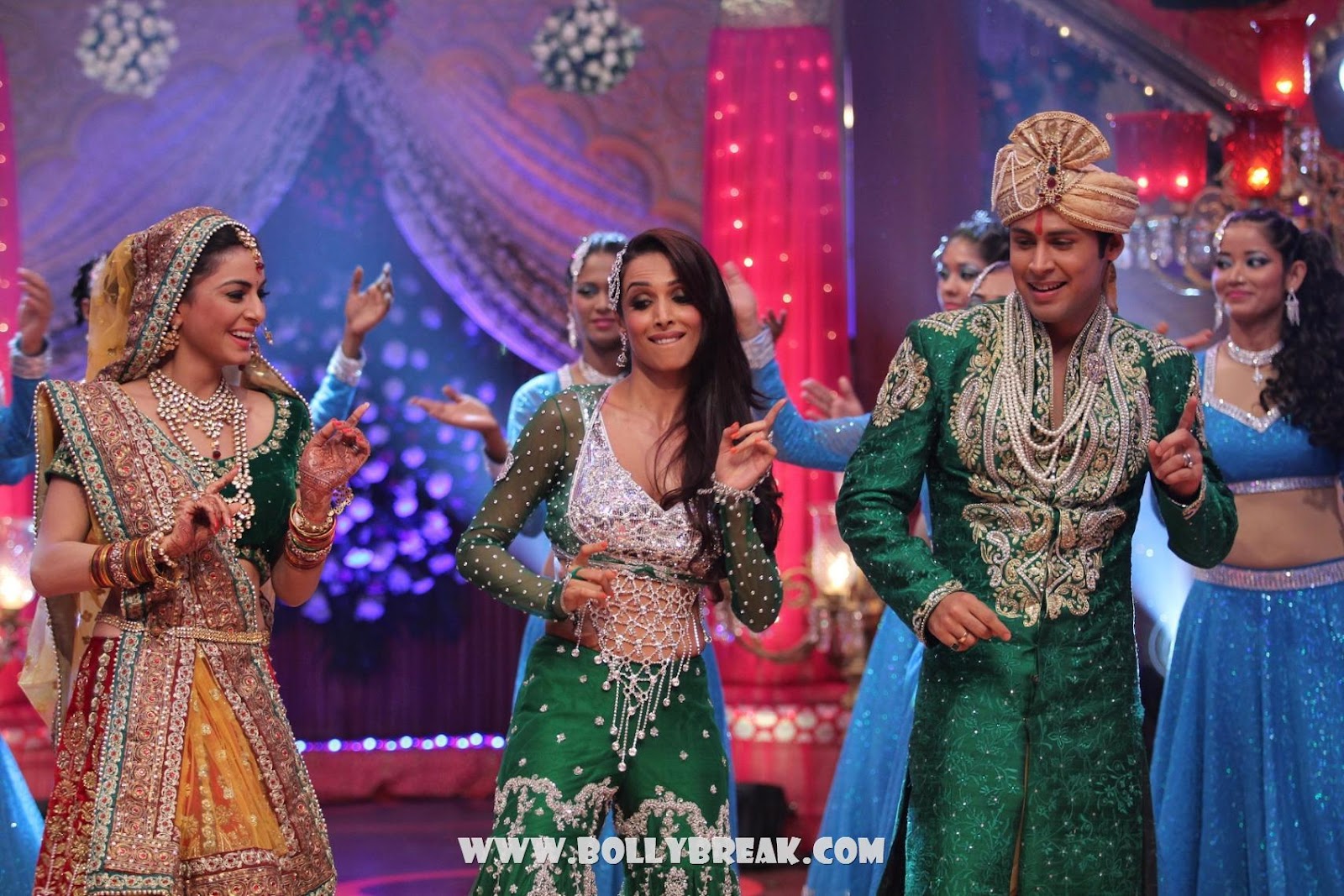 malaika arora khan dancing with Shraddha Sudip Sahir 650x433 -  Madhuri and Malaika Main Lakshmi Tere Aangan Ki Pics