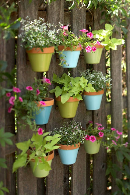 Hanging Terra Cotta Pots #planter #outdoorplanter #planterboxes #outdoor @SimplyDesigning