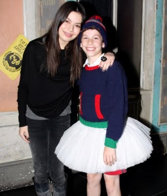 Miranda Cosgrove visita Broadway ..... Miranda Cosgrove visita Broadway .....