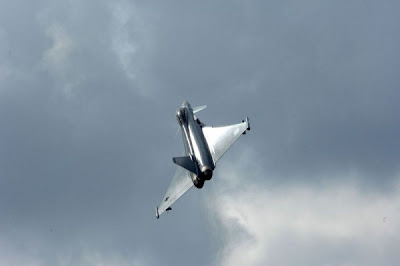 http://3.bp.blogspot.com/-NnTZqkEjuYw/TZWRhTOCe8I/AAAAAAAAM7c/5MCG1fLlZFY/s400/Eurofighter_Typhoon_Fighter_Plane_Photo_-_21.jpg