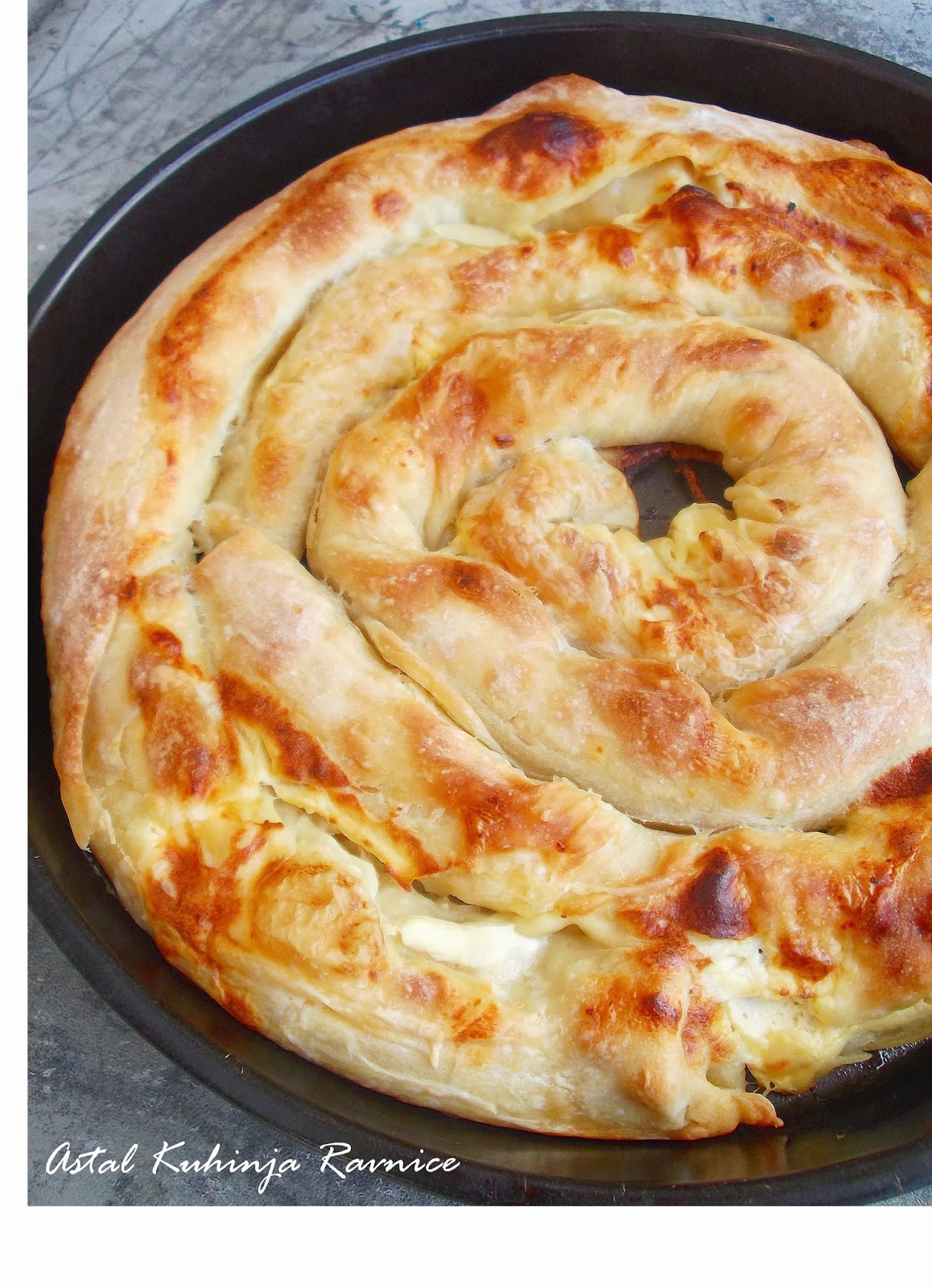 Astal Kuhinja Ravnice Domaće kore za pitu sa sirom i Pita sa jabukama