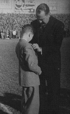 Santiago Bernabéu impone la insignia del Real Madrid a Arturito Pomar en el Estadio de Chamartin (1949)