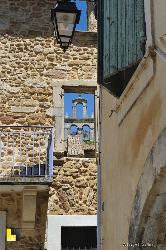 le clocher de l'abbaye de bouchet dans la drome au travers d'un mur photo blachier pascal