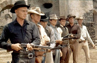 Orden de aparición de los siete pistoleros: Yul Brynner (Chris Adams) -  Steve McQueen (Vin) Horst Buchholz (Chico) Charles Bronson (Bernardo O'reilly) Robert Vaughn (Lee) Brad Dexter (Harry Luck) y James Coburn (Britt)