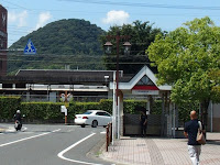 近鉄橿原線・畝傍御陵前(うねびごりょうまえ)駅に下車、徒歩15分のところにある。 近鉄橿原線・畝傍御陵前(うねびごりょうまえ)駅に下車、徒歩15分のところにある。