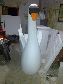 <img alt='Dekorasi Patung Angsa Dari Styrofoam' src='https://www.facebook.com/media/set/?set=a.627731677332929.1073741891.368018793304220&type=3' title='Dekorasi Styrofoam 3D'/>
