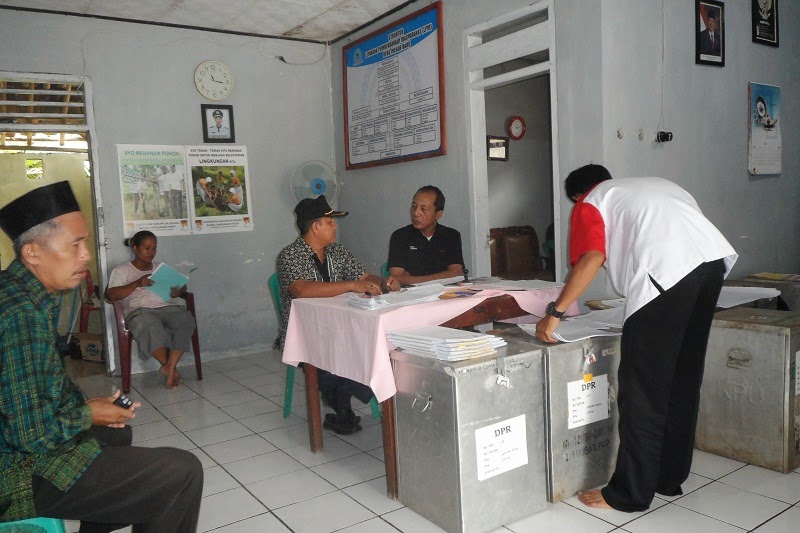 CLICK TO ENLARGE Gambar Kegiatan PPS Desa Mekar Baru Kecamatan Petir pada Pemilu 2014
