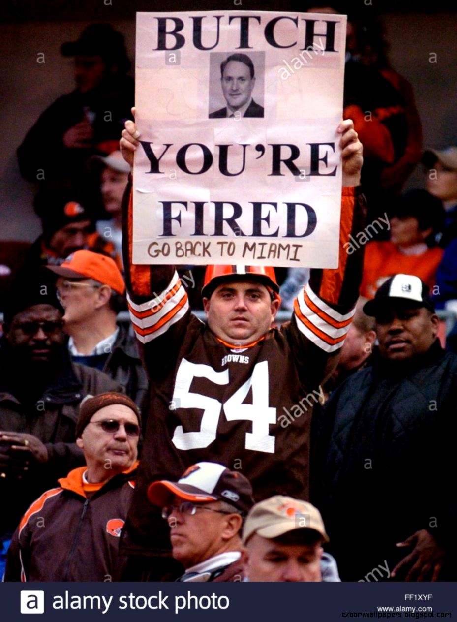 Cleveland Browns Fan Scot Elasky Of Parma Ohio Holds A Sign Stock Cleveland Browns Fan Scot Elasky Of Parma Ohio Holds A Sign Stock