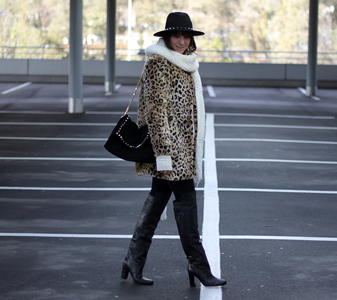 outfit-winter-trend-fashionblogger-leopardenmantel-newyorker-overkneeboots-paris-show-collection-hmtrend-pullover-studded-citybag-zara-nieten-hut-skinny-jeans-highwaist