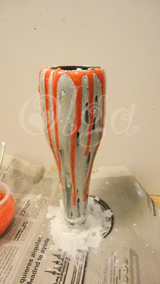 como pintar botellas de cristal oscuro con pintura. efecto dripping.
