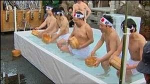 Inilah Ritual Unik Mandi Air Es di Jepang