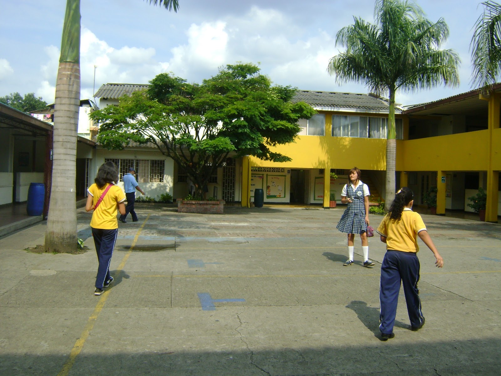 Colegio Parroquial San Pedro Claver Patio